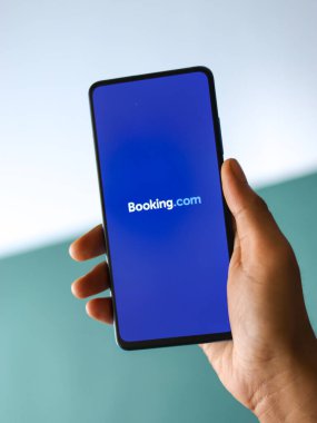 Assam, Hindistan - 22 Ağustos 2020: Telefon ekranında Booking.com logosu.