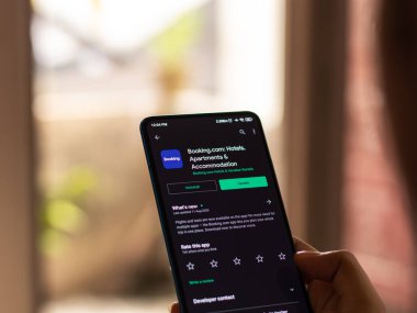 Assam, Hindistan - 22 Ağustos 2020: Telefon ekranında Booking.com logosu.