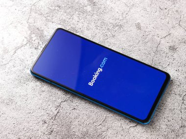 Assam, Hindistan - 22 Ağustos 2020: Telefon ekranında Booking.com logosu.