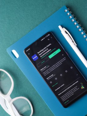 Assam, Hindistan - 22 Ağustos 2020: Telefon ekranında Booking.com logosu.