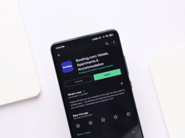 Assam, Hindistan - 22 Ağustos 2020: Telefon ekranında Booking.com logosu.