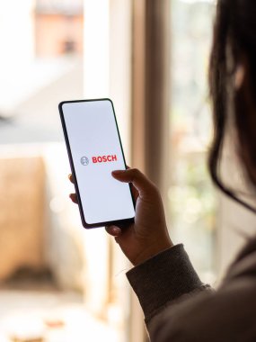 Assam, Hindistan - 15 Ocak 2020: Telefon ekranı görüntüsünde Bosch logosu.