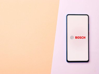 Assam, Hindistan - 15 Ocak 2020: Telefon ekranı görüntüsünde Bosch logosu.