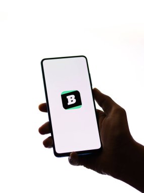 Assam, Hindistan - 6 Eylül 2020: Telefon ekranındaki beyin logosu.