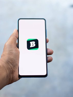 Assam, Hindistan - 6 Eylül 2020: Telefon ekranındaki beyin logosu.