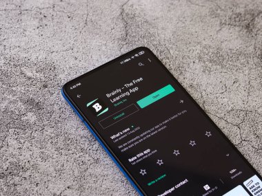 Assam, Hindistan - 6 Eylül 2020: Telefon ekranındaki beyin logosu.