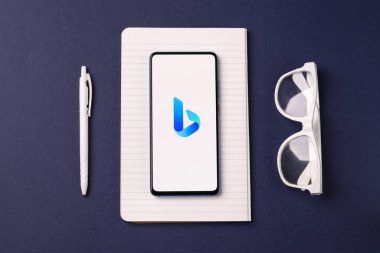 Assam, Hindistan - 19 Şubat 2021: Telefon ekranında Microsoft Bing logosu.