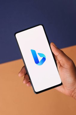 Assam, Hindistan - 19 Şubat 2021: Telefon ekranında Microsoft Bing logosu.