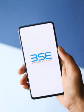 Assam, Hindistan - 27 Ağustos 2020: Telefon ekranı görüntüsünde BSE logosu.