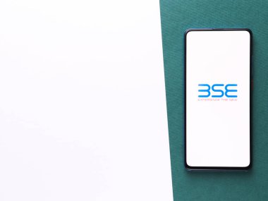 Assam, Hindistan - 27 Ağustos 2020: Telefon ekranı görüntüsünde BSE logosu.