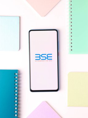 Assam, Hindistan - 27 Ağustos 2020: Telefon ekranı görüntüsünde BSE logosu.