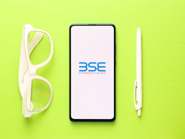 Assam, Hindistan - 27 Ağustos 2020: Telefon ekranı görüntüsünde BSE logosu.