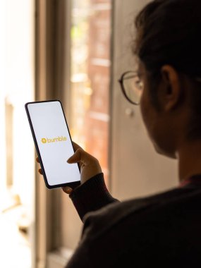Assam, Hindistan - 19 Şubat 2021: Telefon ekranı görüntüsünde Bumble logosu.