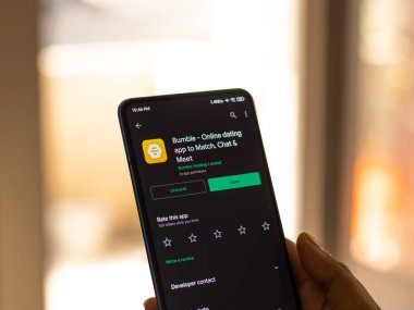 Assam, Hindistan - 19 Şubat 2021: Telefon ekranı görüntüsünde Bumble logosu.