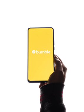 Assam, Hindistan - 19 Şubat 2021: Telefon ekranı görüntüsünde Bumble logosu.