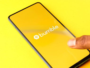 Assam, Hindistan - 19 Şubat 2021: Telefon ekranı görüntüsünde Bumble logosu.