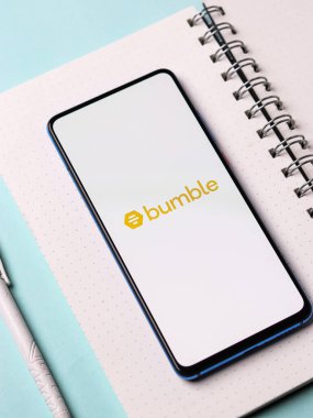 Assam, Hindistan - 19 Şubat 2021: Telefon ekranı görüntüsünde Bumble logosu.