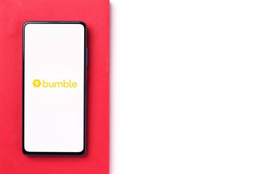 Assam, Hindistan - 19 Şubat 2021: Telefon ekranı görüntüsünde Bumble logosu.