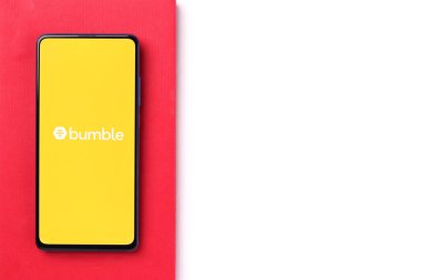 Assam, Hindistan - 19 Şubat 2021: Telefon ekranı görüntüsünde Bumble logosu.