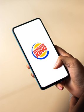 Assam, Hindistan - 20 Aralık 2020: Telefon ekranında Burger King logosu.