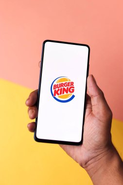 Assam, Hindistan - 20 Aralık 2020: Telefon ekranında Burger King logosu.
