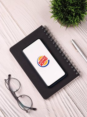 Assam, Hindistan - 20 Aralık 2020: Telefon ekranında Burger King logosu.