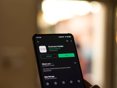 Assam, Hindistan - 29 Kasım 2020: Telefon ekranı görüntüsü üzerinde iş adamı logosu.