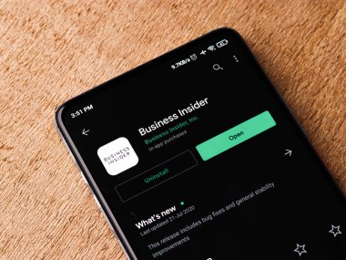 Assam, Hindistan - 29 Kasım 2020: Telefon ekranı görüntüsü üzerinde iş adamı logosu.