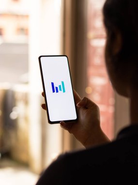 Assam, Hindistan - 12 Eylül 2020: Telefon ekranı görüntüsünde bayt dans logosu.