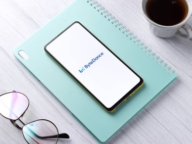 Assam, Hindistan - 12 Eylül 2020: Telefon ekranı görüntüsünde bayt dans logosu.