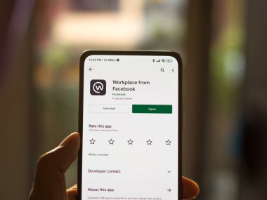 Batı Bangal, Hindistan - 11 Kasım 2021: Telefon ekranı görüntüsünde işyeri logosu.