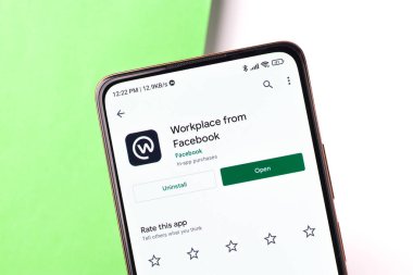 Batı Bangal, Hindistan - 11 Kasım 2021: Telefon ekranı görüntüsünde işyeri logosu.