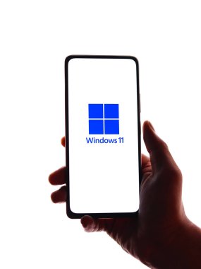 Assam, Hindistan - 17 Haziran 2021: Telefon ekranı görüntüsünde Windows 11 logosu.