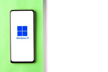 Assam, Hindistan - 17 Haziran 2021: Telefon ekranı görüntüsünde Windows 11 logosu.