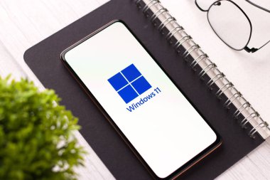 Assam, Hindistan - 17 Haziran 2021: Telefon ekranı görüntüsünde Windows 11 logosu.