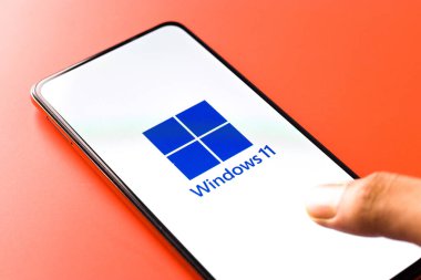 Assam, Hindistan - 17 Haziran 2021: Telefon ekranı görüntüsünde Windows 11 logosu.