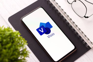 Batı Bangal, Hindistan - 11 Kasım 2021: Telefon ekranında Microsoft Visio logosu.