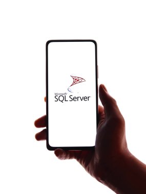 Batı Bangal, Hindistan - 11 Kasım 2021: Microsoft SQL Sunucu logosu telefon ekranı resmi.