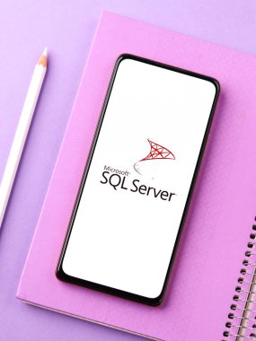 Batı Bangal, Hindistan - 11 Kasım 2021: Microsoft SQL Sunucu logosu telefon ekranı resmi.