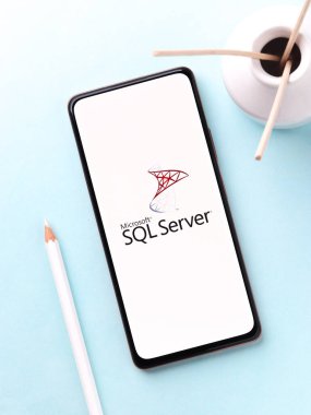 Batı Bangal, Hindistan - 11 Kasım 2021: Microsoft SQL Sunucu logosu telefon ekranı resmi.