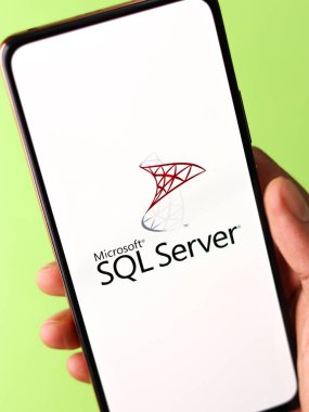 Batı Bangal, Hindistan - 11 Kasım 2021: Microsoft SQL Sunucu logosu telefon ekranı resmi.