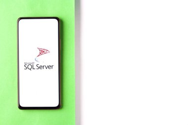 Batı Bangal, Hindistan - 11 Kasım 2021: Microsoft SQL Sunucu logosu telefon ekranı resmi.