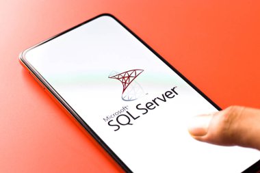 Batı Bangal, Hindistan - 11 Kasım 2021: Microsoft SQL Sunucu logosu telefon ekranı resmi.