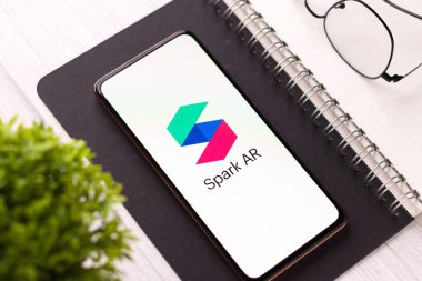 Batı Bangal, Hindistan - 11 Kasım 2021: Telefon ekranında Spark AR Studio logosu.