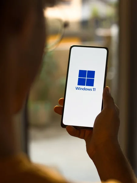 Assam Hindistan Haziran 2021 Telefon Ekranı Görüntüsünde Windows Logosu — Stok fotoğraf