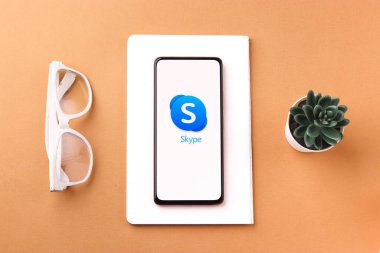 Batı Bangal, Hindistan - 11 Kasım 2021: Telefon ekranında Skype logosu.