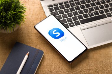 Batı Bangal, Hindistan - 11 Kasım 2021: Telefon ekranında Skype logosu.