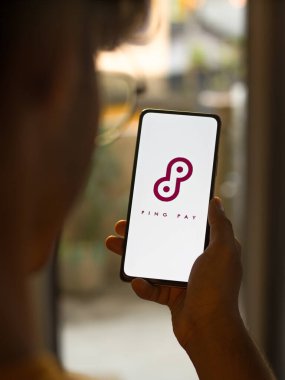 Batı Bangal, Hindistan - 11 Kasım 2021: Ping Pay Axis Bank logosu telefon ekranı görüntüsü.