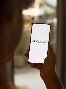 Batı Bangal, Hindistan - 11 Kasım 2021: Telefon ekranında Augmont logosu.
