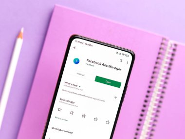 Batı Bangal, Hindistan - 11 Kasım 2021: Telefon ekranı görüntüsünde Facebook İlanı logosu.
